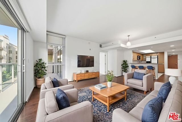 13700 Marina Pointe Drive, Marina del Rey CA: https://media.crmls.org/mediaz/2c362e4a-d97d-4962-bb72-d59bfed05b6d.jpg