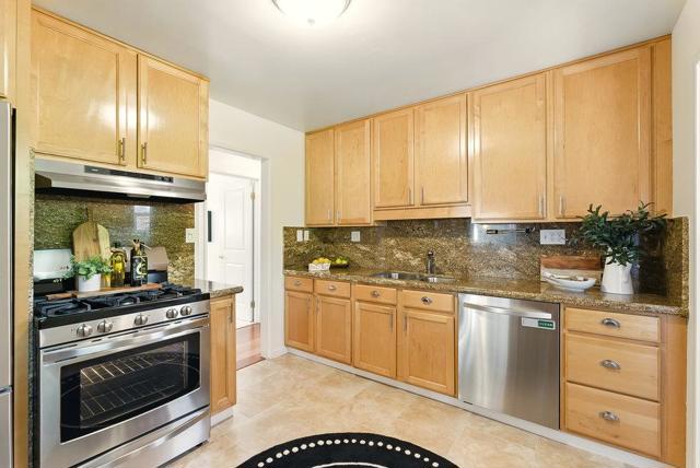 511 Marine View Avenue, Belmont CA: https://media.crmls.org/mediaz/2c3634ee-5bc9-4eb9-86d4-72cab56a32c8.jpg