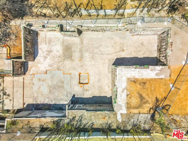 14635 Whitfield Avenue, Pacific Palisades CA: https://media.crmls.org/mediaz/2c3639d8-0396-41ec-81bb-215f28ac7ec3.jpg