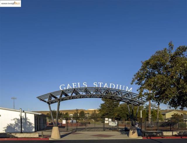 4153 Clarinbridge Cir, Dublin CA: https://media.crmls.org/mediaz/2c3662e6-0793-432f-9f4f-1eee2c8ae510.jpg