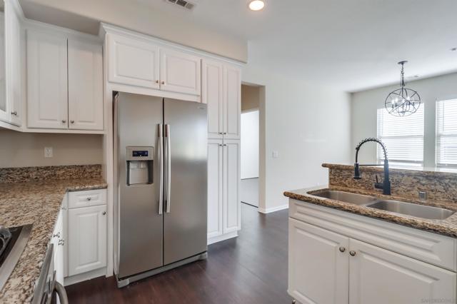 1721 Cripple Creek, Chula Vista CA: https://media.crmls.org/mediaz/2c36e59d-8fb0-431a-a8d5-577a58537f46.jpg