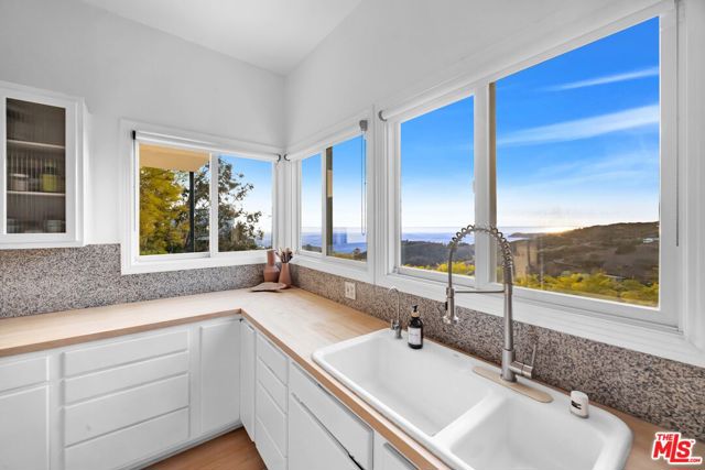 2727 Corral Canyon Road, Malibu CA: https://media.crmls.org/mediaz/2c37d891-d9ff-4a60-b8ac-710427af8fa3.jpg