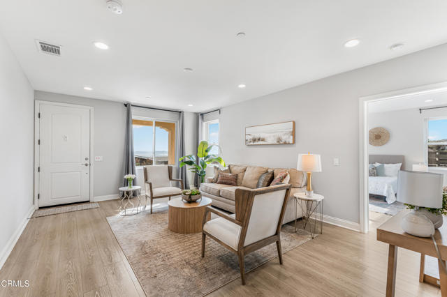 Detail Gallery Image 4 of 46 For 759 via Cielito, Ventura,  CA 93003 - 4 Beds | 4 Baths