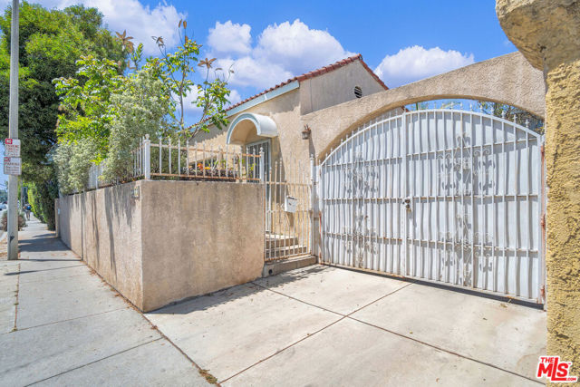 7275 Fountain Avenue, Los Angeles CA: https://media.crmls.org/mediaz/2c3999d7-bfc6-491c-850b-824f0c834342.jpg