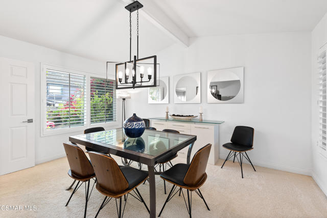 11556 Coralberry Court, Moorpark CA: https://media.crmls.org/mediaz/2c39dc0b-8577-4f61-a2a8-3e288fc5e250.jpg