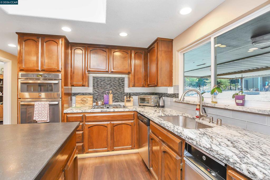 https://media.crmls.org/mediaz/2c3a0993-0fea-47f8-bc2f-77cb7ccf24e0.jpg?preset=X-Large