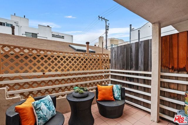 1240 24th Street, Santa Monica, California 90404, 3 Bedrooms Bedrooms, ,2 BathroomsBathrooms,Condominium,For Sale,24th,24400221