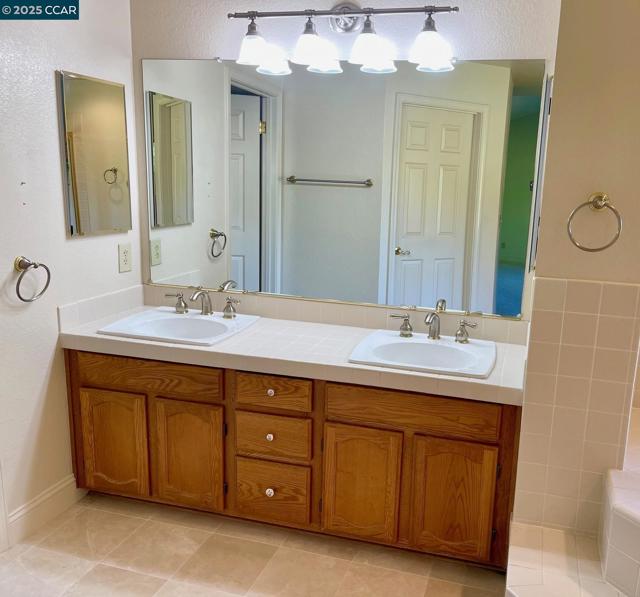 1020 Canyon Hills Road, San Ramon CA: https://media.crmls.org/mediaz/2c3a49f4-b5cf-46ff-8df8-d4d0f03fb108.jpg