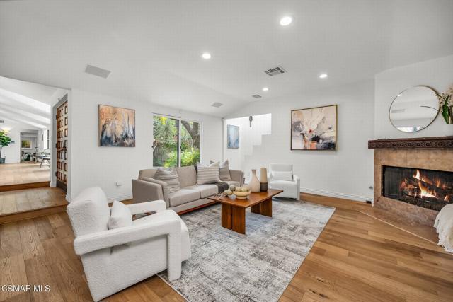 4456 Hayvenhurst Avenue, Encino CA: https://media.crmls.org/mediaz/2c3a7aee-65b0-4122-83c7-7b639d609bf4.jpg