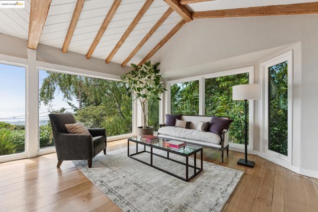 1057 Arlington Blvd, El Cerrito CA: https://media.crmls.org/mediaz/2c3b5eec-b831-4882-8375-1dc170d51b2e.jpg