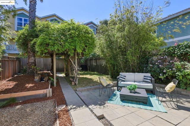 2002 Chestnut St, Oakland CA: https://media.crmls.org/mediaz/2c3b8fae-5149-4145-a137-5ed1102d2ee9.jpg