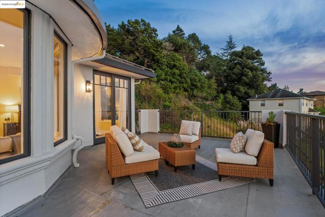 1580 Regency Ct, El Cerrito CA: https://media.crmls.org/mediaz/2c3bdb31-cd47-4f66-8f88-32bfe6afcec4.jpg