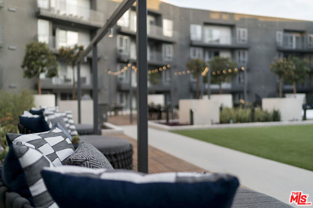 3425 W OLIVE Avenue, Burbank CA: https://media.crmls.org/mediaz/2c3cb693-4f1a-456e-8c80-4152a10cc94f.jpg