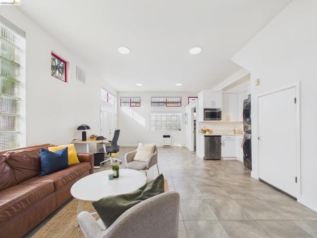 Image 24 of 38 For 2932 Filbert St 2