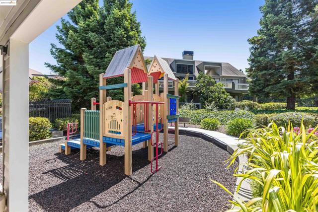 3732 Northridge Dr, Richmond CA: https://media.crmls.org/mediaz/2c3e421e-c901-4a82-9ae9-e6318a3d0651.jpg