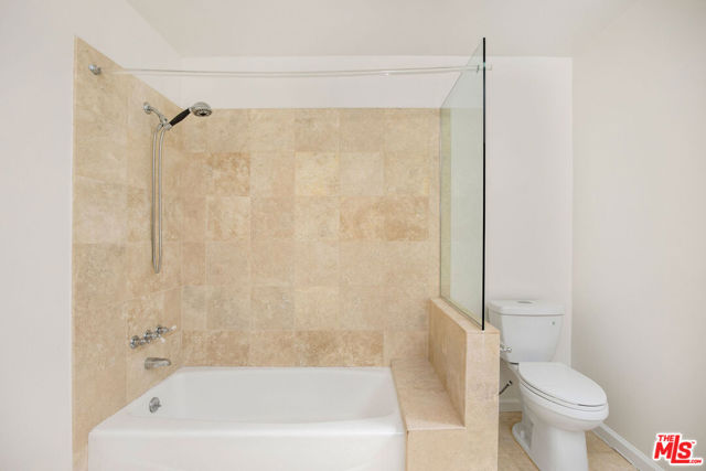 614 S Orange Drive, Los Angeles CA: https://media.crmls.org/mediaz/2c3ff0ad-a856-4e72-93a9-2b244d9013dc.jpg