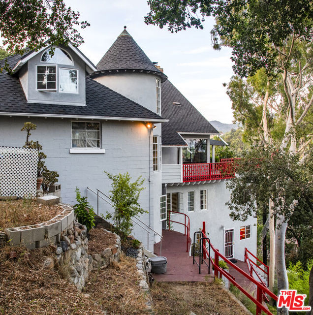 2882 Belden Drive, Los Angeles CA: https://media.crmls.org/mediaz/2c422337-43a5-49d8-a252-570c16bcc982.jpg