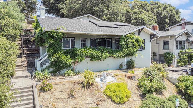 925 GRANDVIEW AVE, Martinez CA: https://media.crmls.org/mediaz/2c42d2cf-4250-4d4f-a8f2-6353ef690d09.jpg
