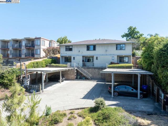 21000 Ocean View Dr, Hayward CA: https://media.crmls.org/mediaz/2c42e394-e759-4c9d-9cb7-a18fda331590.jpg