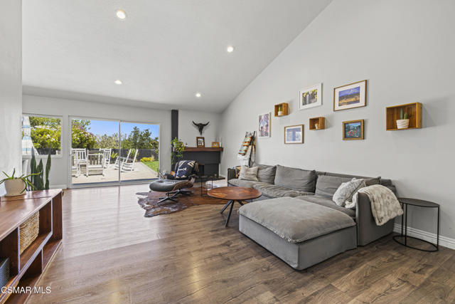 915 W Marcello Avenue, Thousand Oaks CA: https://media.crmls.org/mediaz/2c434e0b-e66f-4b8c-9357-98a6536994a3.jpg