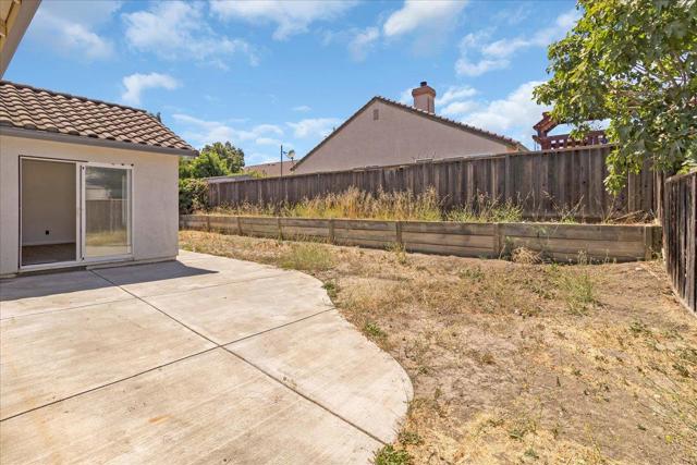 1250 Greenleaf Loop, Greenfield CA: https://media.crmls.org/mediaz/2c43c9a4-5d8f-43a8-9820-2516491eaecd.jpg