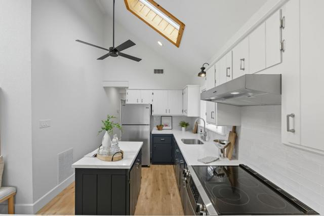 330 Avenue Cabrillo, El Granada CA: https://media.crmls.org/mediaz/2c43fa93-49ce-492b-8f35-36501250ad8d.jpg