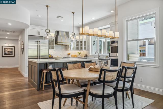 10 Candlelight Lane, Lafayette CA: https://media.crmls.org/mediaz/2c45a8c5-e6a9-4db3-910d-8f7c72e5b85c.jpg
