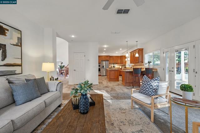 1340 Breakwater Way, Brentwood CA: https://media.crmls.org/mediaz/2c469707-6eb2-48d5-a3c4-8cf270ee4cad.jpg
