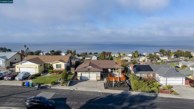 1264 Belfair Dr, Pinole CA: https://media.crmls.org/mediaz/2c47332b-24b0-4a46-8e77-ce778c199d07.jpg
