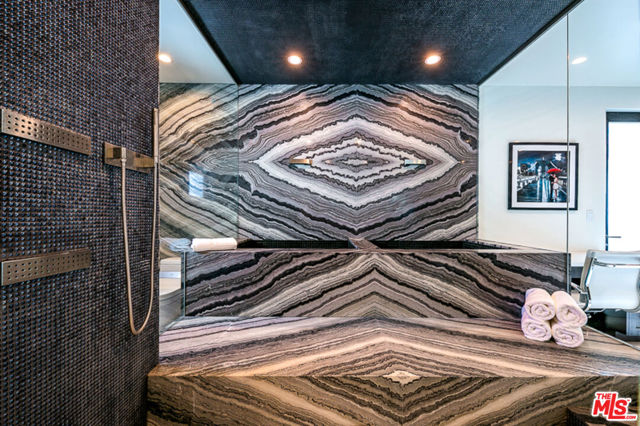 4733 Bonvue Avenue, Los Angeles CA: https://media.crmls.org/mediaz/2c478605-557c-4246-aa58-254ec85bbca8.jpg