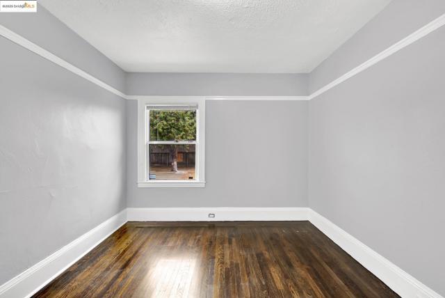 1009 106Th Ave, Oakland CA: https://media.crmls.org/mediaz/2c47fa88-93fd-421e-8fb0-4484cc8fc69a.jpg