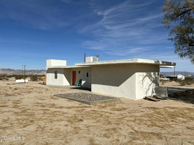 3904 Agua Avenue, 29 Palms CA: https://media.crmls.org/mediaz/2c484f05-430e-48a6-a31d-795ffbbd6460.jpg