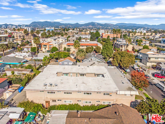 423 N Harvard Boulevard, Los Angeles CA: https://media.crmls.org/mediaz/2c48ddbd-61f7-4c4a-999f-871a497d58d8.jpg
