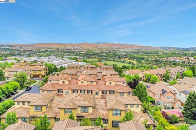 5092 Fioli Loop, San Ramon CA: https://media.crmls.org/mediaz/2c4909d6-0720-49bd-b1ef-c5e4c974b86a.jpg