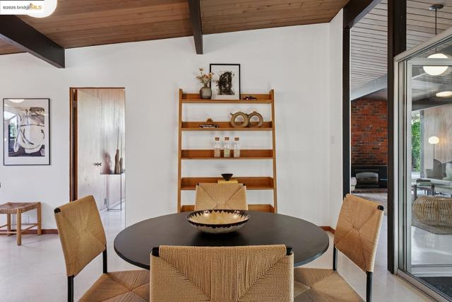 4020 Salem ST, Concord CA: https://media.crmls.org/mediaz/2c491cf7-c53e-41c8-a89e-a86f6b027999.jpg