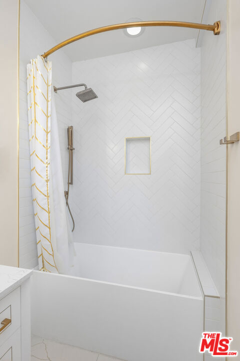 216 N Buena Vista Street, Burbank CA: https://media.crmls.org/mediaz/2c492ba6-f02a-4a55-a9b2-b05d79bbfa14.jpg