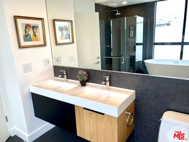 2237 S Bentley Avenue, Los Angeles CA: https://media.crmls.org/mediaz/2c499861-9abd-4213-b23e-2069da7cf469.jpg