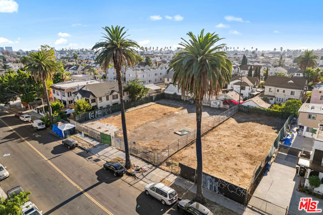 1011 N N Heliotrope Drive, Los Angeles CA: https://media.crmls.org/mediaz/2c4b0506-71c2-4de1-8ffb-81d257390a41.jpg