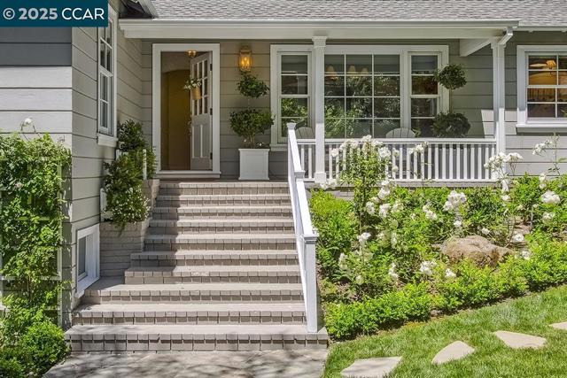 72 Davis Rd, Orinda CA: https://media.crmls.org/mediaz/2c4b5e27-ac74-4ff4-9b4c-6de9842d2a58.jpg