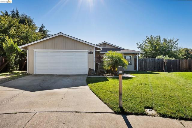 4855 Edgewood Ct, Oakley CA: https://media.crmls.org/mediaz/2c4c9927-627d-4659-b43f-72dac77a5dbe.jpg