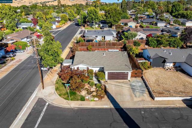 1349 Montana Dr, Concord CA: https://media.crmls.org/mediaz/2c4ccff0-2126-4699-87d5-cdd44669f715.jpg