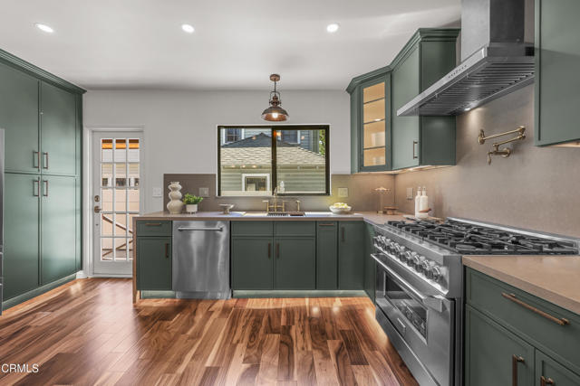 1710 N Oxford Avenue, Pasadena CA: https://media.crmls.org/mediaz/2c4d0e02-cab2-40ae-bbf3-3fbe147880d4.jpg