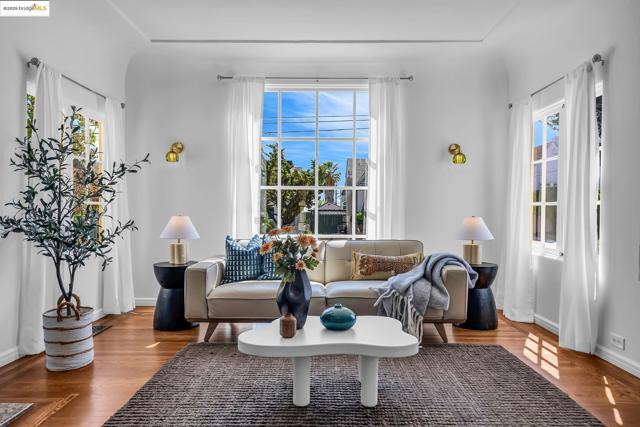 5605 Picardy Dr, Oakland CA: https://media.crmls.org/mediaz/2c4d37cf-0ac3-4919-9eed-c4b65deba127.jpg