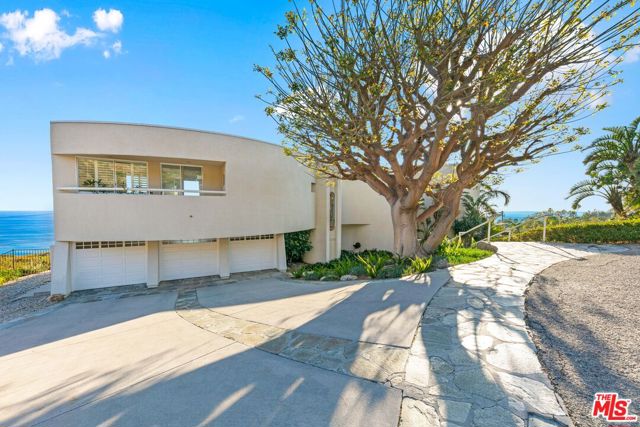 32215 Pacific Coast Highway, Malibu CA: https://media.crmls.org/mediaz/2c4f2b08-9109-4159-b209-575fb4f28e14.jpg