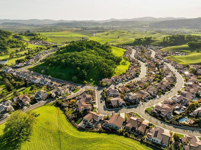 2953 Pebble Beach Circle, Fairfield CA: https://media.crmls.org/mediaz/2c4f973c-1a55-45ff-9a25-d8b0ca02d613.jpg
