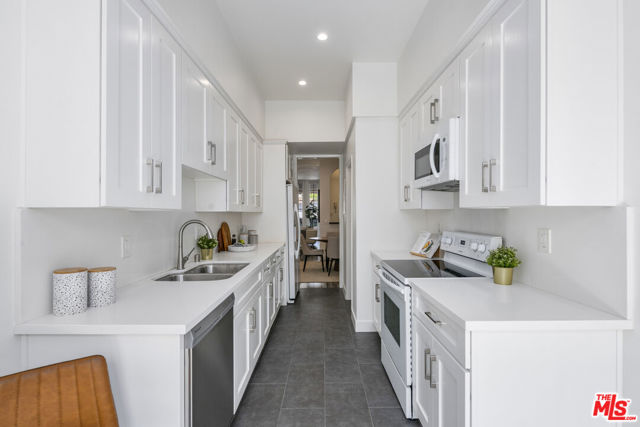 350 S Spalding Drive, Beverly Hills CA: https://media.crmls.org/mediaz/2c4fe496-d872-4662-89f1-976f7dd725c2.jpg