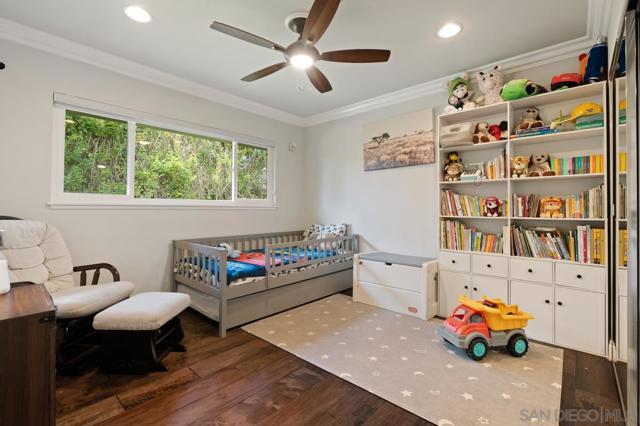 8874 La Jolla Scenic Dr N, La Jolla CA: https://media.crmls.org/mediaz/2c51619c-5f3a-4249-bb64-b4b629c4ec4d.jpg