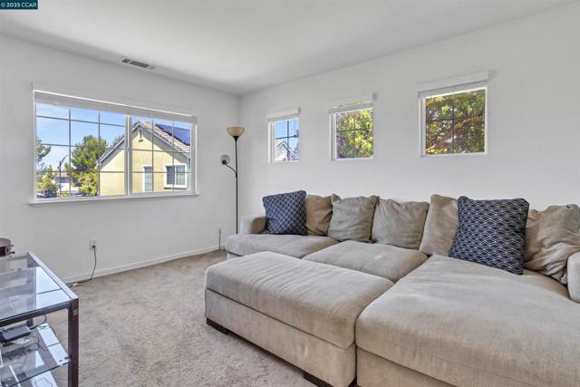 1186 Waverly Cir, Hercules CA: https://media.crmls.org/mediaz/2c51ace6-c034-4aed-a958-774cc119faea.jpg