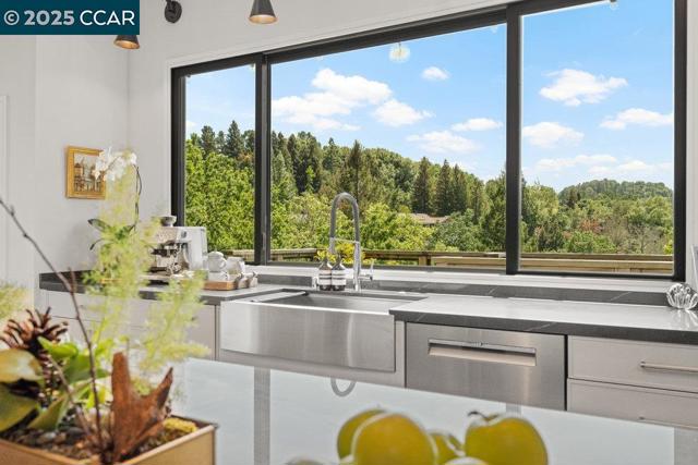 46 E Altarinda, Orinda CA: https://media.crmls.org/mediaz/2c51c97d-334f-431c-9c90-5bfe43126061.jpg
