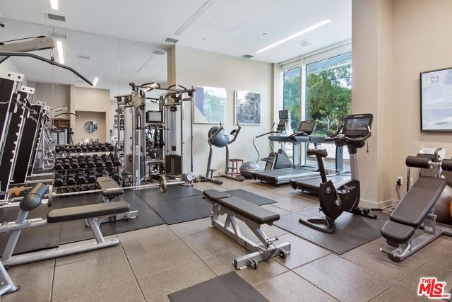 1705 Ocean Avenue, Santa Monica CA: https://media.crmls.org/mediaz/2c535cef-43b9-4a5a-afb6-9064772e8f08.jpg